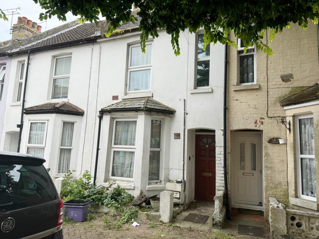 Lot: 5 - BAY FRONTED TERRACE HOUSE FOR IMPROVEMENT - Front of property